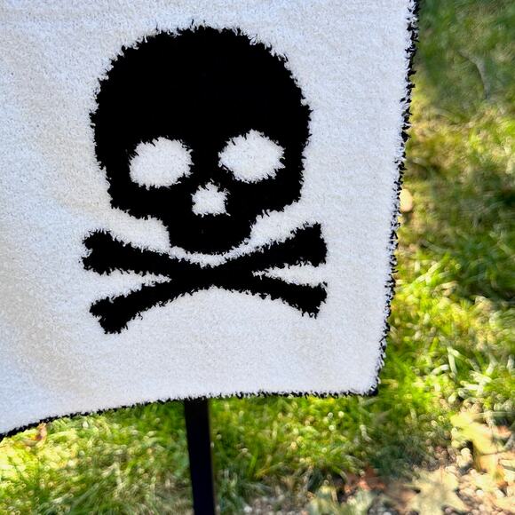 NEW Reversible Black & White Skull  Throw Halloween Blanket Cupcakes & Cashmere - Picture 4 of 9